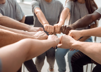 Gruppe junger Menschen demonstriert Zusammenhalt