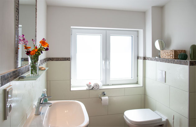 Großes helles Badezimmer