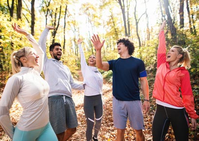 Läufer*innen im Herbstwald